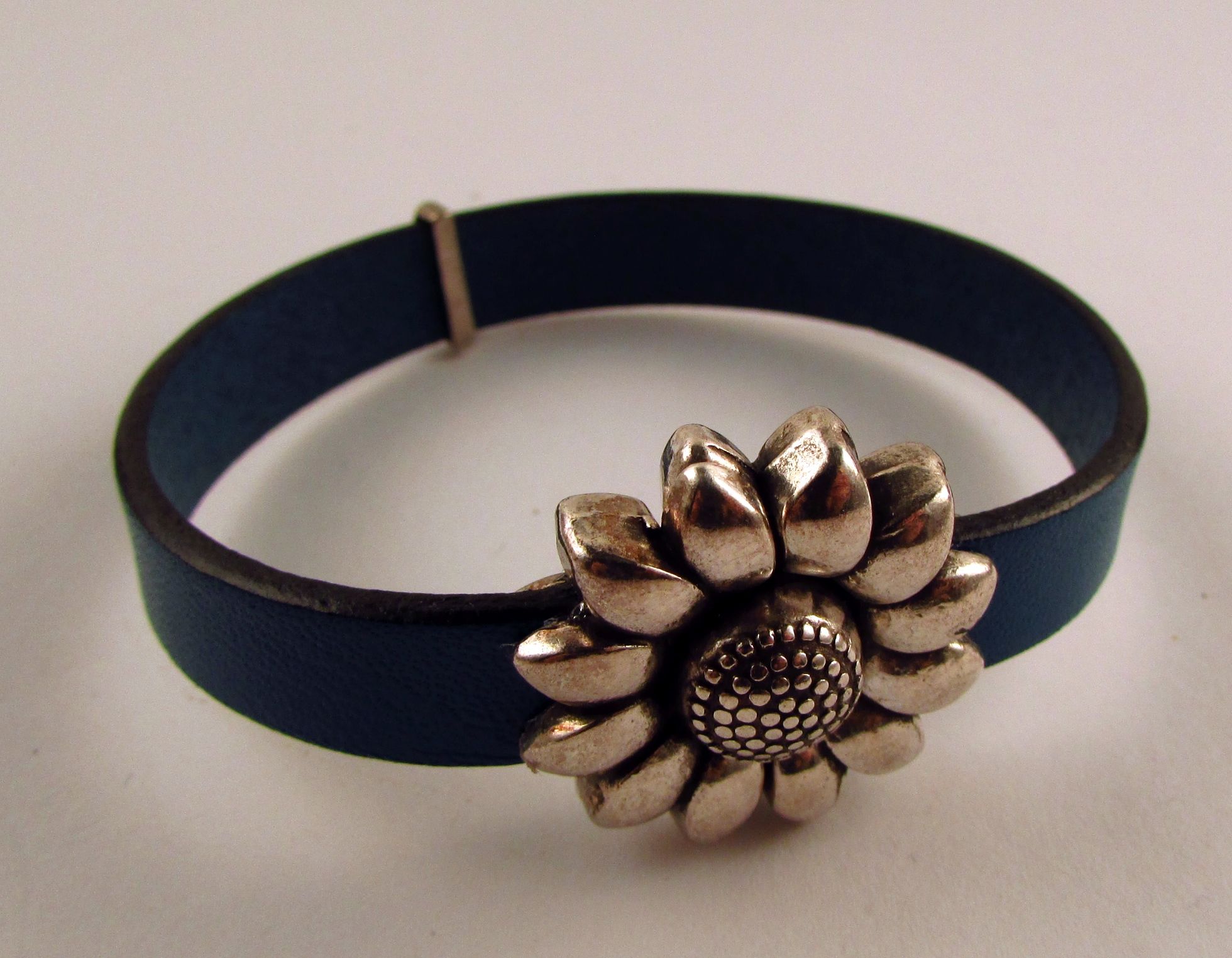 $40 Teal Leather /Flower magnet clasp LB3778